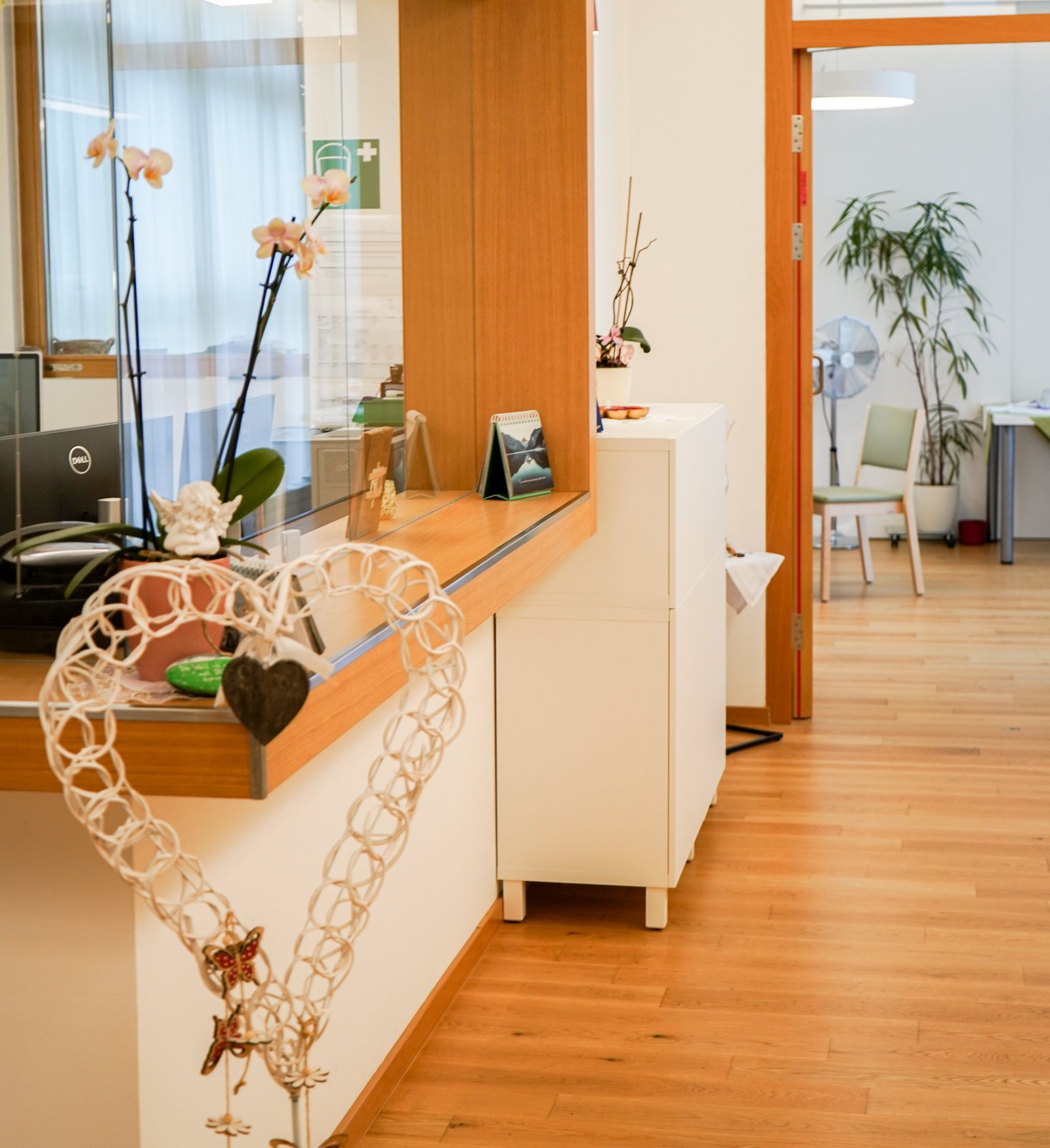 Stationsstützpunkt in Holzoptik, im Vordergrund ein Holzherz